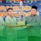 Momen penyerahan piala dalam rangkaian Gebyar Ramadhan ke-24 di Gampong Tumbo Baro, Aceh Besar, yang berlangsung pada Senin (23/3/2026). Foto: Dok. Istimewa 