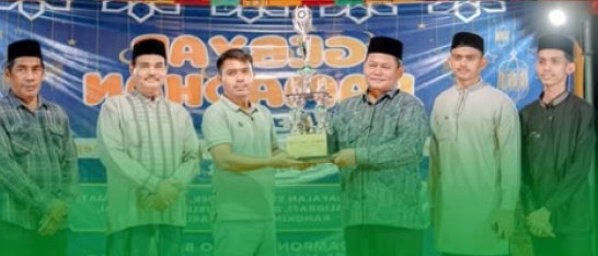 Momen penyerahan piala dalam rangkaian Gebyar Ramadhan ke-24 di Gampong Tumbo Baro, Aceh Besar, yang berlangsung pada Senin (23/3/2026). Foto: Dok. Istimewa 
