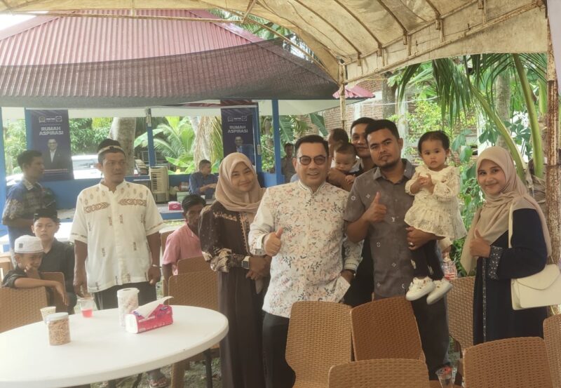 HT Ibrahim (tengah) berfoto bersama warga saat open house Idul Fitri 1447 H di kediamannya di Desa Liue, Kecamatan Darussalam, Aceh Besar, Senin (23/3/2026). Foto: Dok. Istimewa
