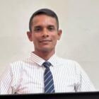 Pengamat politik M. Nur memberikan pernyataan mengenai polemik keterlambatan pembayaran hak guru di Aceh Besar, Minggu (22/3/2026). Foto: Dok. Istimewa