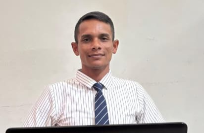 Pengamat politik M. Nur memberikan pernyataan mengenai polemik keterlambatan pembayaran hak guru di Aceh Besar, Minggu (22/3/2026). Foto: Dok. Istimewa