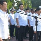 Sekda Aceh, M. Nasir, S.IP, MPA, saat memimpin Apel Perdana Pasca Idul Fitri 1447 H/2026 M yang diikuti para pejabat Eselon II, Eselon III dan IV serta seluruh ASN pada lingkungan Pemerintah Aceh, di Halaman Kantor Gubernur Aceh, Banda Aceh, Rabu, (25/3/2026). Foto: Dok. Biro Adpim Setda Aceh