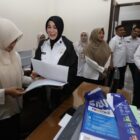 Wali Kota Banda Aceh, Illiza Sa’aduddin Djamal, melakukan sidak ke sejumlah OPD pada hari pertama kerja pasca Lebaran, Rabu (25/3/2026). Foto: Dok. Prokopim Kota Banda Aceh
