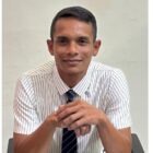 Pengamat politik M. Nur memberi pernyataan mengenai polemik keterlambatan pembayaran hak guru di Aceh Besar, Minggu (22/3/2026). Foto: Dok. Istimewa