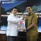 Wakil Wali Kota Banda Aceh bersama jajaran menyerahkan dokumen LKPD 2025 kepada BPK Aceh sebagai bentuk komitmen transparansi keuangan, Senin (30/3/2026). Foto: Dok. Prokopim Kota Banda Aceh