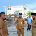 Wabup Aceh Barat Said Fadheil meninjau persiapan Tabligh Akbar dan Halal Bihalal di Masjid Agung Baitul Makmur, Meulaboh, Selasa (31/3/2026). Foto: Dok. Pemkab Aceh Barat