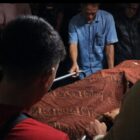 Petugas bersama warga mengevakuasi korban kecelakaan mau truk hauling versus becak di Abdya. Foto. Teukunizar/NOA.co.id