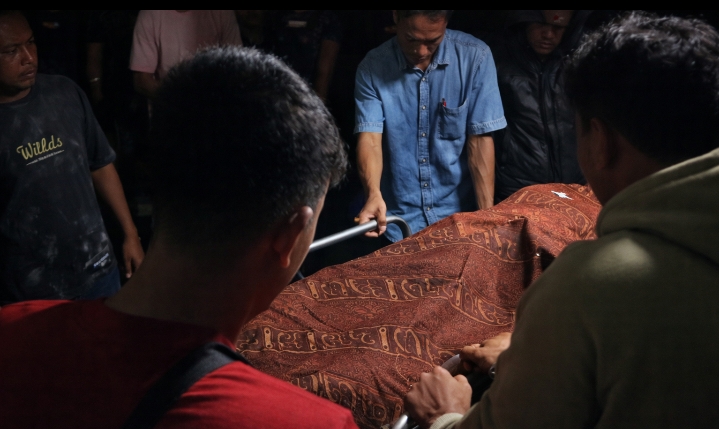 Petugas bersama warga mengevakuasi korban kecelakaan mau truk hauling versus becak di Abdya. Foto. Teukunizar/NOA.co.id