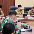 Senin, 2 Maret 2026 — Bupati Aceh Barat Tarmizi SP, MM memimpin rapat perdana Satgas Optimalisasi PAD di ruang rapat Teuku Umar, Setdakab Aceh Barat. Foto: Dok. Istimewa