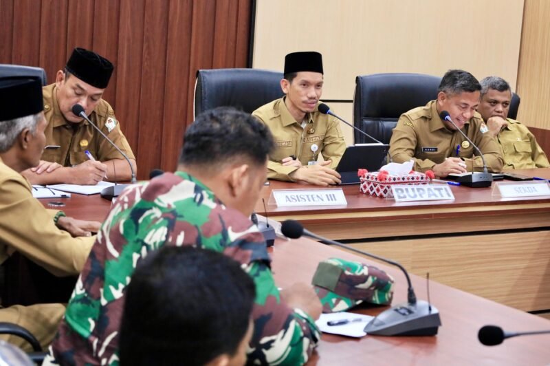 Senin, 2 Maret 2026 — Bupati Aceh Barat Tarmizi SP, MM memimpin rapat perdana Satgas Optimalisasi PAD di ruang rapat Teuku Umar, Setdakab Aceh Barat. Foto: Dok. Istimewa