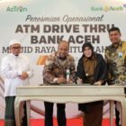 Wali Kota Banda Aceh Illiza Sa’aduddin Djamal bersama Direktur Utama Bank Aceh Fadhil Ilyas meresmikan ATM Drive Thru Bank Aceh di kawasan Taman Kota Banda Aceh, Senin (2/3/2026). Foto: Dok. Istimewa