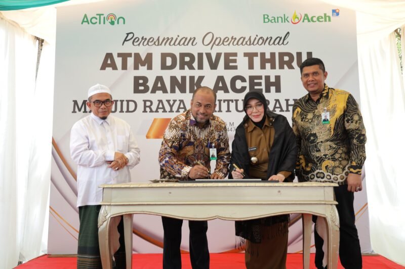 Wali Kota Banda Aceh Illiza Sa’aduddin Djamal bersama Direktur Utama Bank Aceh Fadhil Ilyas meresmikan ATM Drive Thru Bank Aceh di kawasan Taman Kota Banda Aceh, Senin (2/3/2026). Foto: Dok. Istimewa