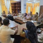 Plt Kadiskominfo Aceh Besar Muhajir, SSTP, MPA didampingi Sekdis Khairul Huda, S.Kom., M.M., melakukan tatap muka dan silaturahmi bersama jajaran ASN dan PPPK di Ruang Rapat Diskominfo Aceh Besar, Kota Jantho, Selasa (2/3/2026). Foto: Dok. Istimewa