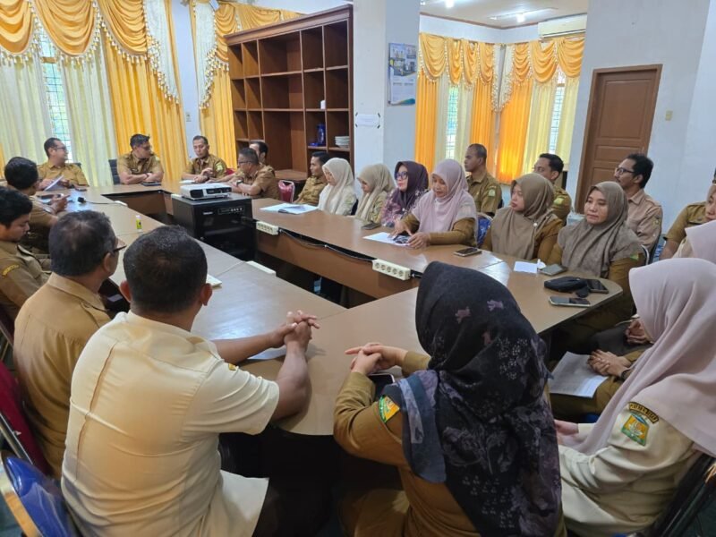 Plt Kadiskominfo Aceh Besar Muhajir, SSTP, MPA didampingi Sekdis Khairul Huda, S.Kom., M.M., melakukan tatap muka dan silaturahmi bersama jajaran ASN dan PPPK di Ruang Rapat Diskominfo Aceh Besar, Kota Jantho, Selasa (2/3/2026). Foto: Dok. Istimewa