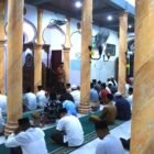 Bupati Aceh Jaya menyampaikan ceramah di hadapan jamaah saat kegiatan Safari Ramadhan 1447 Hijriah di masjid Makdam, Keude Ungga, Indra Jaya, Senin (2/3/2026).Foto:Dok. Istimewa.