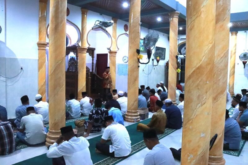 Bupati Aceh Jaya menyampaikan ceramah di hadapan jamaah saat kegiatan Safari Ramadhan 1447 Hijriah di masjid Makdam, Keude Ungga, Indra Jaya, Senin (2/3/2026).Foto:Dok. Istimewa.