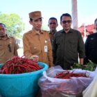Bupati Tarmizi bersama Sekretaris Daerah Aceh Muhammad Nasir meninjau pelaksanaan Gerakan Pangan Murah dan Pasar Tani di arena eks PKAB, Aceh Barat. Program tersebut menyediakan ratusan paket sembako murah bagi masyarakat. Meulaboh, Senin (09/03/2026). Foto: Dok. Istimewa