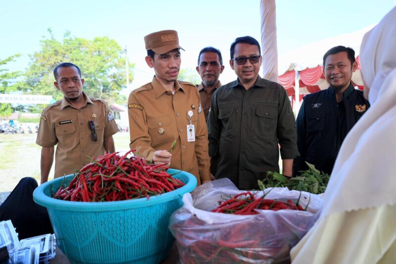 Bupati Tarmizi bersama Sekretaris Daerah Aceh Muhammad Nasir meninjau pelaksanaan Gerakan Pangan Murah dan Pasar Tani di arena eks PKAB, Aceh Barat. Program tersebut menyediakan ratusan paket sembako murah bagi masyarakat. Meulaboh, Senin (09/03/2026). Foto: Dok. Istimewa