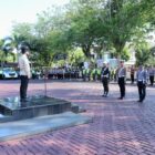 Wakil Bupati Aceh Barat Said Fadheil memimpin Apel Gelar Pasukan Operasi Ketupat 2026 di halaman Polres Aceh Barat sebagai bentuk kesiapan pengamanan arus mudik dan perayaan Idul Fitri 1447 H. Meulaboh, Kamis (12/03/2026). Foto: Dok. Istimewa