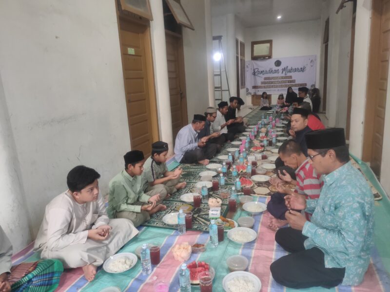 Suasana kegiatan buka puasa bersama dan santunan anak yatim yang digelar IWATAN bersama warga Tanah Luas dan Nibong di Banda Aceh, Kamis (12/3/2026). Foto: Dok. Istimewa