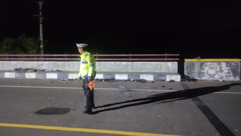 Petugas Satlantas Polresta Banda Aceh melakukan olah TKP kecelakaan lalu lintas yang menewaskan lima orang di tiga lokasi berbeda jelang Idul Fitri 1447 H, Jumat (20/3/2026). Foto: Dok. Istimewa