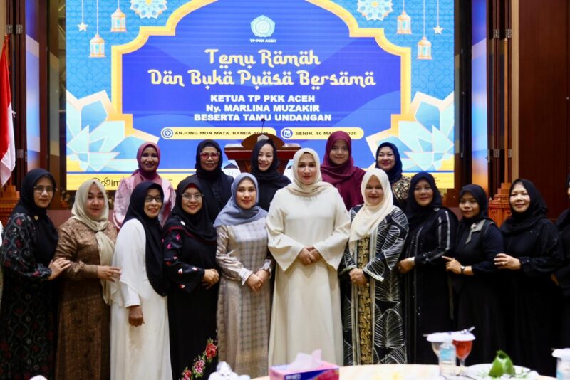 Ketua TP PKK Aceh Marlina Muzakir, didampingi ketua staf Ahli TP-PKK Aceh Mukarramah Fadhlullah serta Ketua DWP Aceh Malahayati M.Nasir beserta jajaran menggelar silaturrahmi dan buka puasa bersama dengan lintas organisasi kewanitaan se-Aceh, di Anjong Mon Mata komplek Meuligoe Gubernur Aceh, Senin (16/3/2026) sore. Foto: Dok. Istimewa