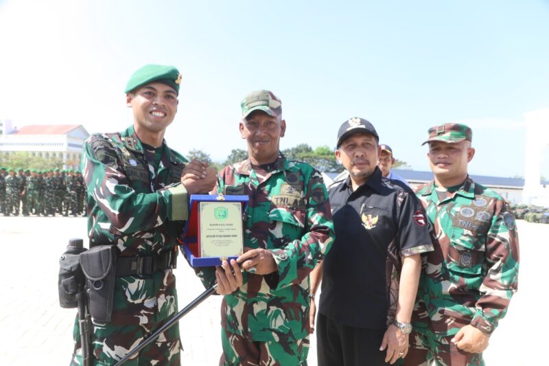 Pemerintah Kabupaten Pidie Jaya menyerahkan sertifikat penghargaan kepada Danyonif TP 836/Brahma Yodha Letkol Inf Faishal Riza sebagai bentuk apresiasi atas kontribusi TNI dalam pemulihan pascabencana di Pidie Jaya, Sabtu (7/3/2026). Foto: Dok. Istimewa