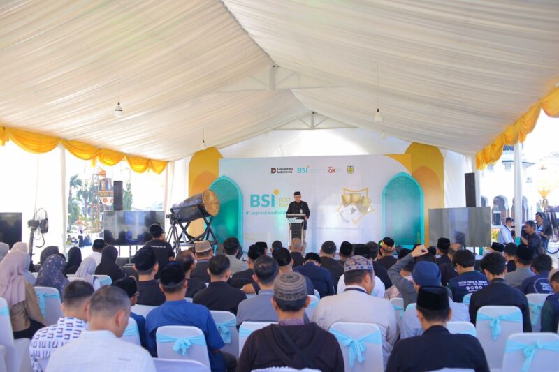 Wakil Wali Kota Banda Aceh Afdhal Khalilullah menyampaikan kata sambutan pada penutupan BSI Fest Ramadhan 1447 H di kawasan Masjid Raya Baiturrahman, Banda Aceh, Minggu (15/3/2026). Foto: Dok. Istimewa