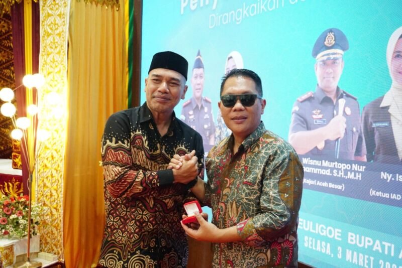 Ketua DPRK Aceh Besar Abdul Mucthi, S.I.Kom bersama Wakil Ketua DPRK Naisabur, S.Kom dan Muhsin, S.Si berfoto bersama usai menghadiri acara lepas sambut Kepala Kejaksaan Negeri Aceh Besar dan Komandan Lanud Sultan Iskandar Muda di Meuligoe Bupati Aceh Besar, Kota Jantho, Selasa (3/3/2026). Foto: Dok. Istimewa