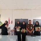 Tim Kejaksaan Tinggi Aceh berfoto bersama para siswa setelah kegiatan kampanye dan edukasi antikorupsi dalam rangka peringatan Hari Antikorupsi Sedunia (HAKORDIA) di SMK Negeri 1 Banda Aceh, Kota Banda Aceh, Kamis (5/3/2026). Foto: Dok. Istimewa