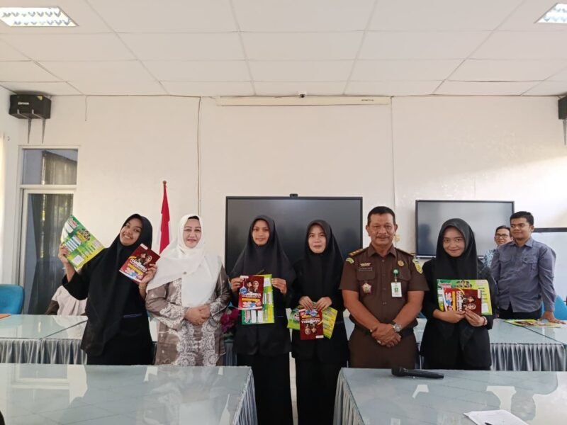 Tim Kejaksaan Tinggi Aceh berfoto bersama para siswa setelah kegiatan kampanye dan edukasi antikorupsi dalam rangka peringatan Hari Antikorupsi Sedunia (HAKORDIA) di SMK Negeri 1 Banda Aceh, Kota Banda Aceh, Kamis (5/3/2026). Foto: Dok. Istimewa