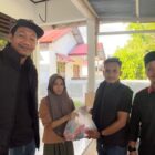 Ketua Muda Seudang Aceh Jaya Muhammad Azra bersama anggota sedang menyalurkan sembako kepada salah satu anak yatim di Calang. Jumat (20/3/2026). Foto: Dok. Istimewa.