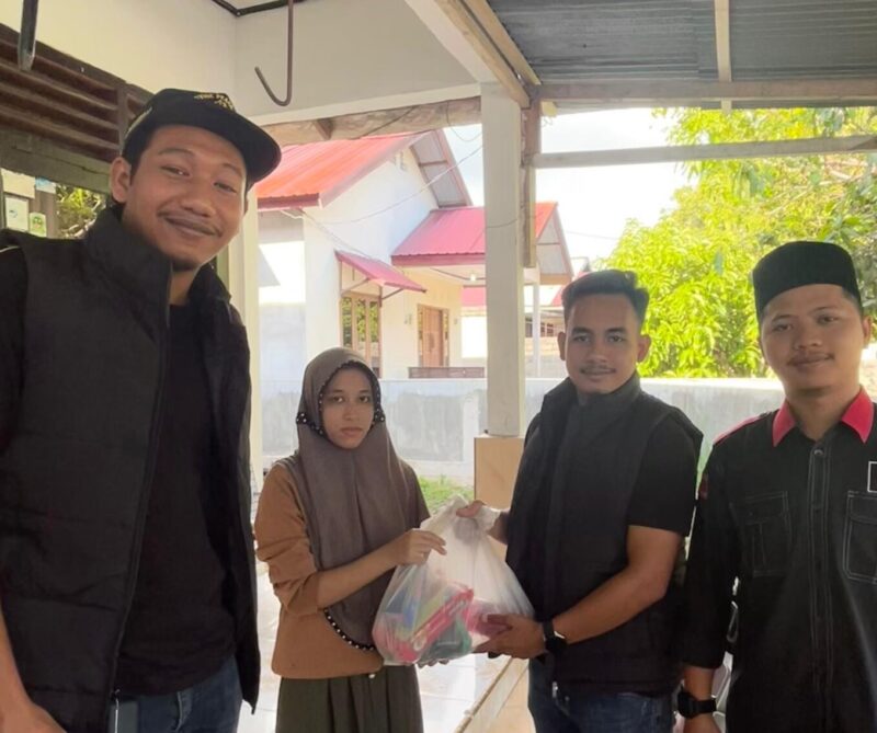 Ketua Muda Seudang Aceh Jaya Muhammad Azra bersama anggota sedang menyalurkan sembako kepada salah satu anak yatim di Calang. Jumat (20/3/2026). Foto: Dok. Istimewa.