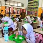 Anak di salah satu sekolah di Banda Aceh menikmati MBG. Foto: Dok. Pribadi/NOA.co.id