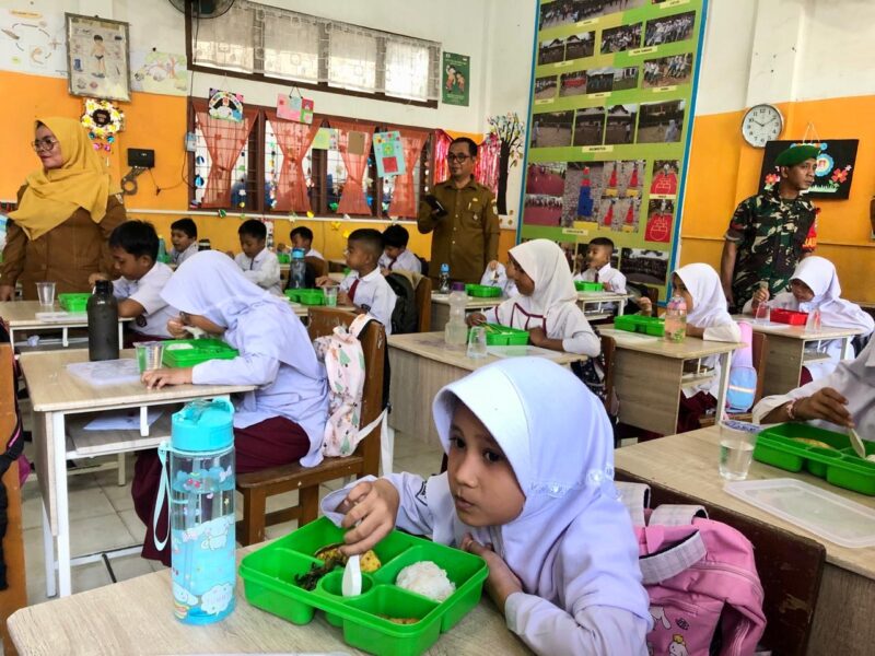 Anak di salah satu sekolah di Banda Aceh menikmati MBG. Foto: Dok. Pribadi/NOA.co.id