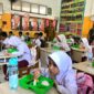 Anak di salah satu sekolah di Banda Aceh menikmati MBG. Foto: Dok. Pribadi/NOA.co.id