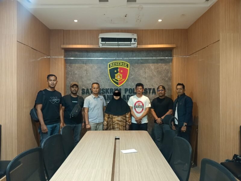 Seorang IRT asal Montasik diamankan personel Polresta Banda Aceh terkait dugaan penggelapan mobil yang diduga ditukar dengan sabu, Selasa (3/3/2026). Foto: Dok. Istimewa