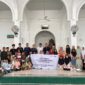 Asisten I Sekda Aceh Besar Farhan AP bersama manajemen PT Solusi Bangun Andalas dan tokoh masyarakat berfoto bersama usai penyerahan santunan anak yatim dalam rangka kegiatan amaliah Ramadan di Kecamatan Lhoknga dan Leupung, Aceh Besar, Rabu (11/3/2026). Foto: Dok. Istimewa