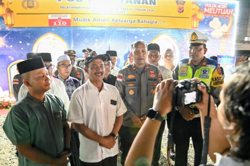 Wakil Bupati Aceh Besar Drs Syukri A Jalil diwawancarai awak media saat meninjau Pos Layanan Mudik, Aneuk Galong, Rabu (18/3/2026) malam. Foto: Dok. MC Aceh Besar