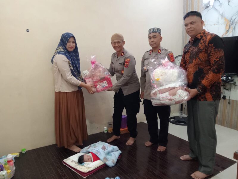 Polres Aceh Jaya menyerahkan bantuan bagi bayi yang ditemukan warga di wilayah Lamno, Jumat (27/3/2026). Foto: Dok. Polres Aceh Jaya