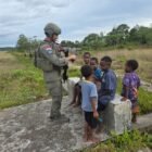 Personel Satgas Ops Damai Cartenz 2026 menyapa warga dan anak-anak sekitar Pos Koteka, Kabupaten Nduga, dalam patroli humanis, Senin (2/3/2026). Foto: Dok. Istimewa 