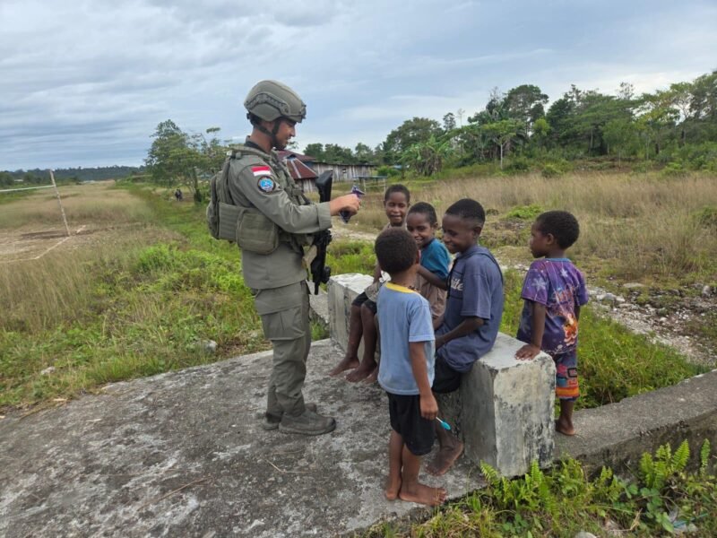 Personel Satgas Ops Damai Cartenz 2026 menyapa warga dan anak-anak sekitar Pos Koteka, Kabupaten Nduga, dalam patroli humanis, Senin (2/3/2026). Foto: Dok. Istimewa 
