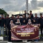 Pengurus dan anggota Muda Seudang Aceh Jaya usai kegiatan pembagian takjil di Simpang 4 Cleo Patra, Aceh Jaya, Kamis (19/3/2026). Foto: Dok. Istimewa