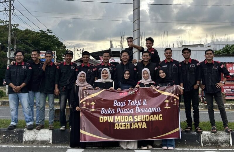 Pengurus dan anggota Muda Seudang Aceh Jaya usai kegiatan pembagian takjil di Simpang 4 Cleo Patra, Aceh Jaya, Kamis (19/3/2026). Foto: Dok. Istimewa