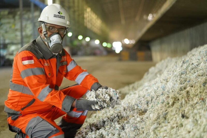 Penggunaan bahan bakar alternatif pada proses produksi Semen Andalas yang membantu menurunkan emisi karbon dan berkontribusi pada efisiensi energi. Foto: Dok. Istimewa 