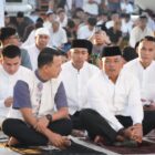 Kasdam IM Brigjen TNI Dwi Sasongko melaksanakan Sholat Idul Fitri 1447 H bersama ribuan jamaah di Masjid Raya Baiturrahman, Banda Aceh, Sabtu (21/3/2026). Foto: Dok. Istimewa