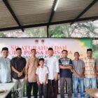 Bupati Aceh Jaya bersama pengurus PWI Aceh Jaya berfoto bersama pada kegiatan silaturahmi dan buka puasa bersama yang digelar PWI dan IKWI Aceh Jaya di Cafe Dareg, Calang, Senin (16/3/2026). Foto: Dok. Istimewa