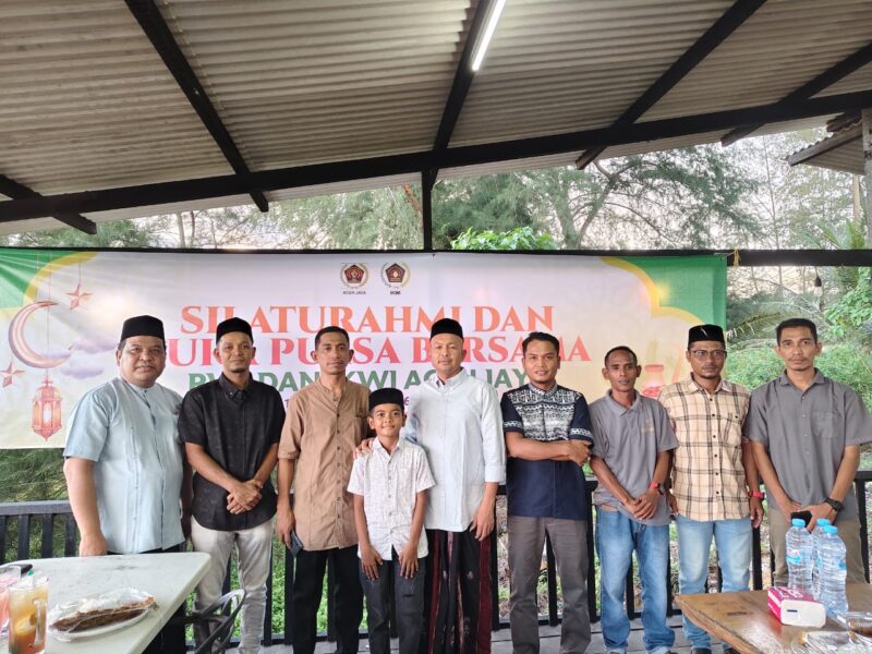 Bupati Aceh Jaya bersama pengurus PWI Aceh Jaya berfoto bersama pada kegiatan silaturahmi dan buka puasa bersama yang digelar PWI dan IKWI Aceh Jaya di Cafe Dareg, Calang, Senin (16/3/2026). Foto: Dok. Istimewa