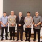 Kapolda Aceh Irjen Pol. Marzuki Ali Basyah bersama Wali Nanggroe Aceh Malik Mahmud Al-Haythar serta pejabat utama Kepolisian Daerah Aceh berfoto bersama usai pertemuan silaturahmi di Kantor Lembaga Wali Nanggroe Aceh, Aceh Besar, Selasa (10/3/2026). Foto: Dok. Istimewa