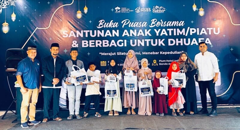 Foto bersama alumni Pesantren Muamalat Solidarity Boarding School (MSBS) bersama anak yatim dan dhuafa usai kegiatan buka puasa bersama yang digelar Yayasan Assalam Kreatif Aceh di Sentra Kupi Batoh, Banda Aceh, Minggu (16/3/2025). Foto: Dok. Istimewa